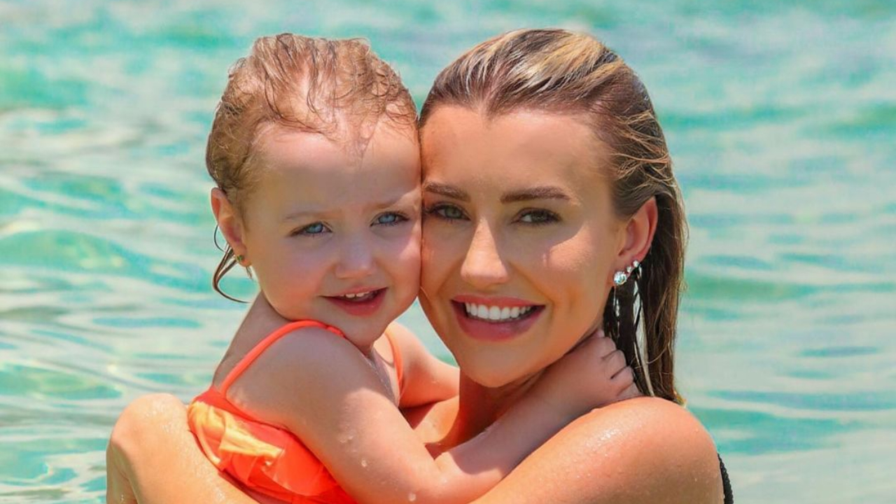 Ana Paula Siebert mostra a filha, Vicky, com look de praia avaliado em mais de R$ 6,7 mil