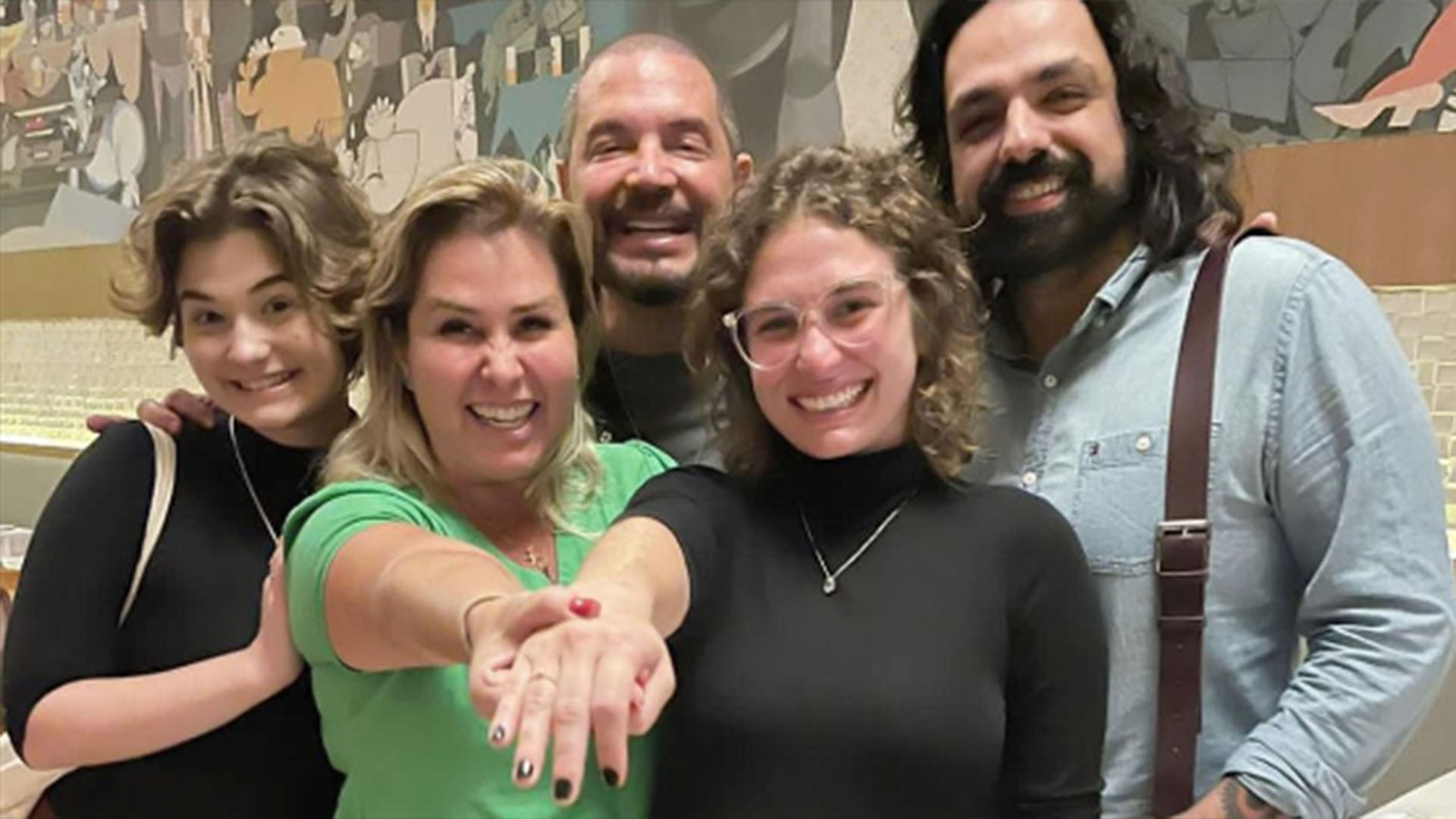 Ex-Paquita Andréa Sorvetão revela que a filha ficou noiva de cameraman