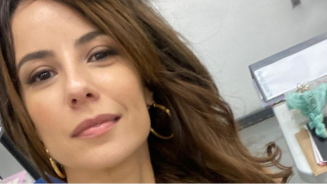 Andréia Horta rouba a cena ao surgir toda produzida em bastidores: ”Mulherão”
