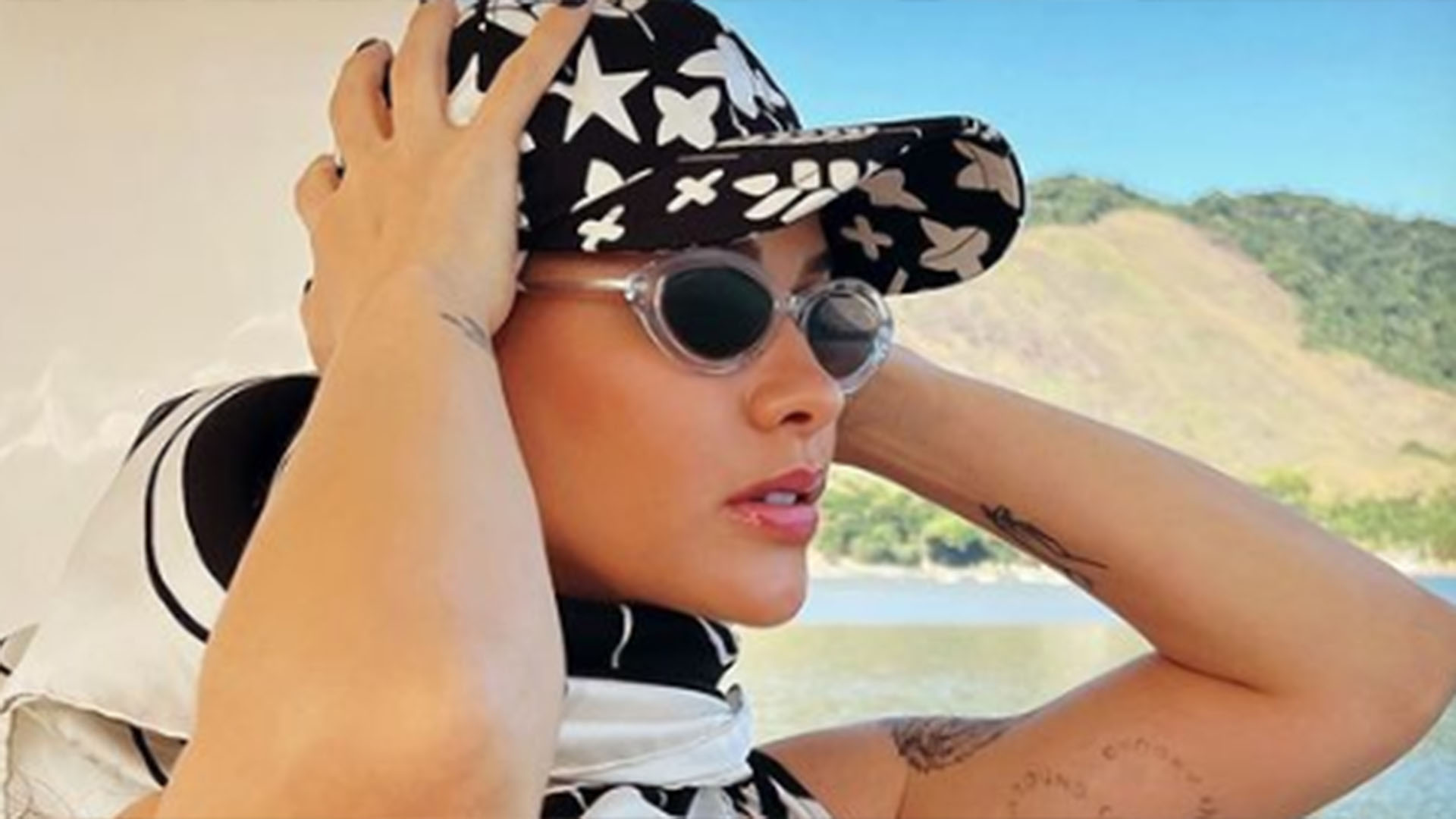 Andressa Suita deixa a barriguinha à mostra em look para passeio de barco