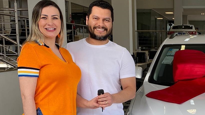 Andressa Urach e Thiago Lopes compram carro avaliado em R$ 110 mil