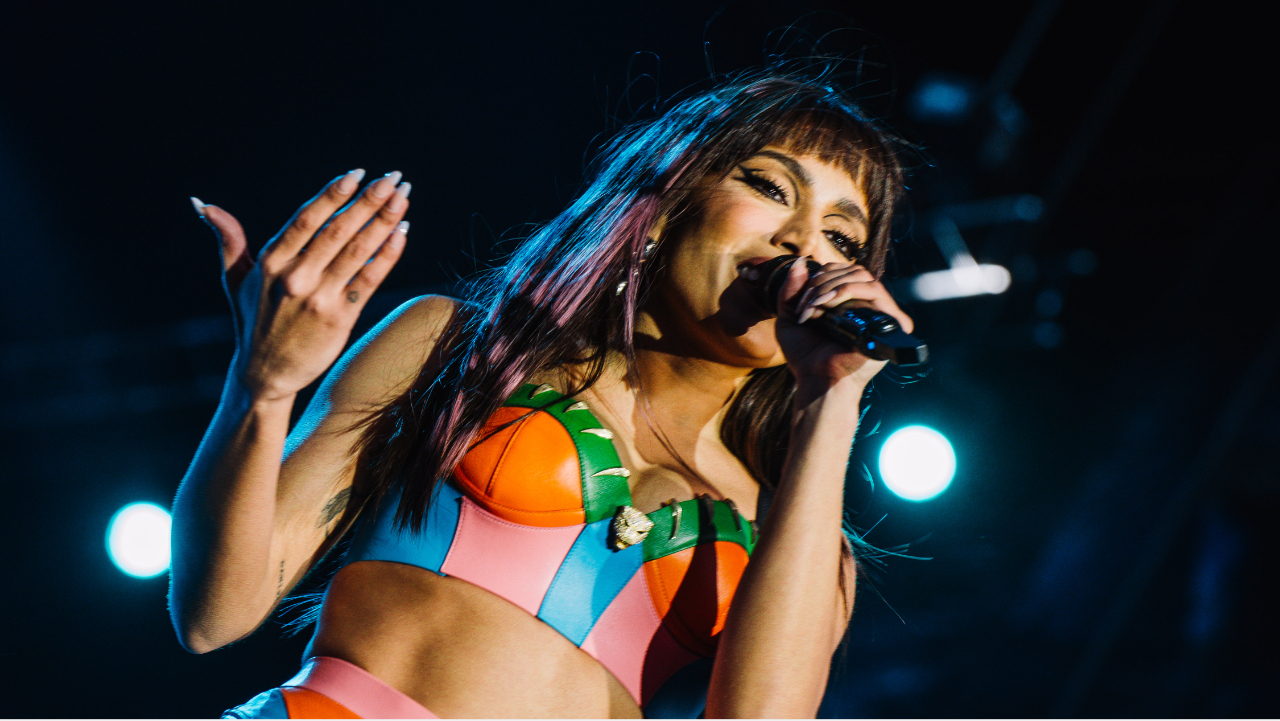 Anitta quebra óculos de fã durante homenagem para Marília Mendonça no Rock in Rio Lisboa