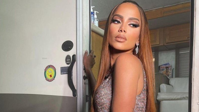 De vestido transparente, Anitta dança o hit ‘Envolver’ em festa na Itália