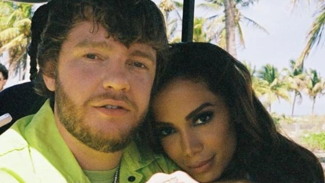 Anitta posta cliques com o namorado Murda Beatz para anunciar música nova