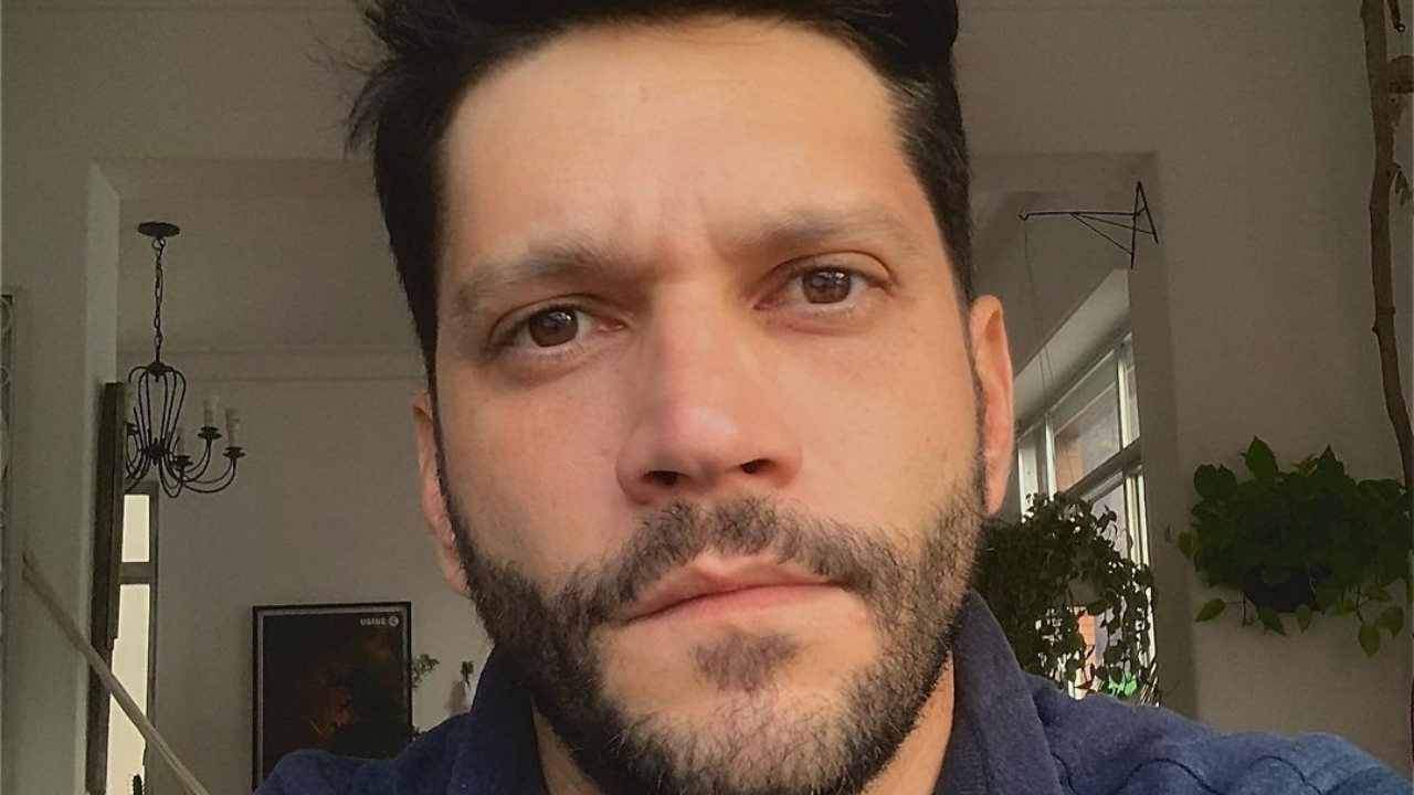 Armando Babaioff esbanja romance ao surgir coladinho com o namorado em cliques raros
