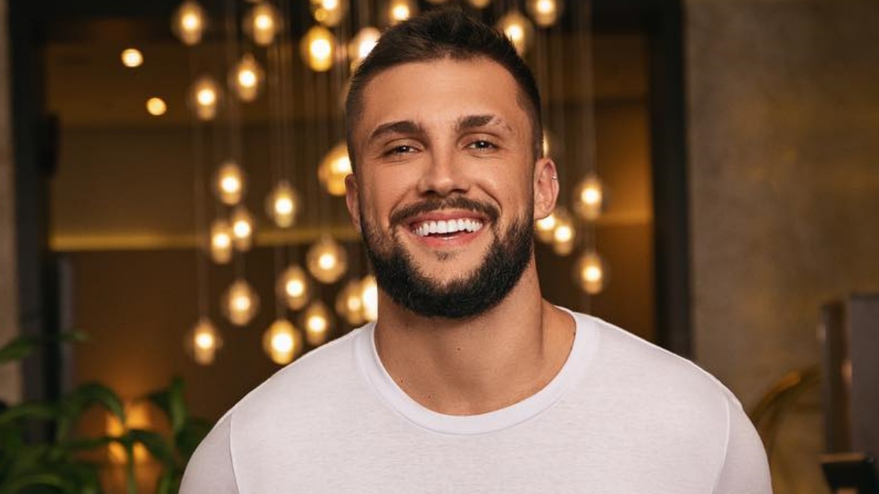 Ex-BBB Arthur Picoli completa 28 anos e celebra ao lado de Caio, Pocah e Projota
