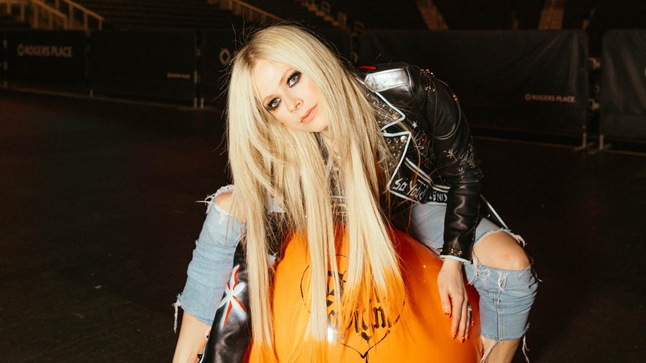 Avril Lavigne recria capa do álbum ‘Let Go’ vinte anos depois