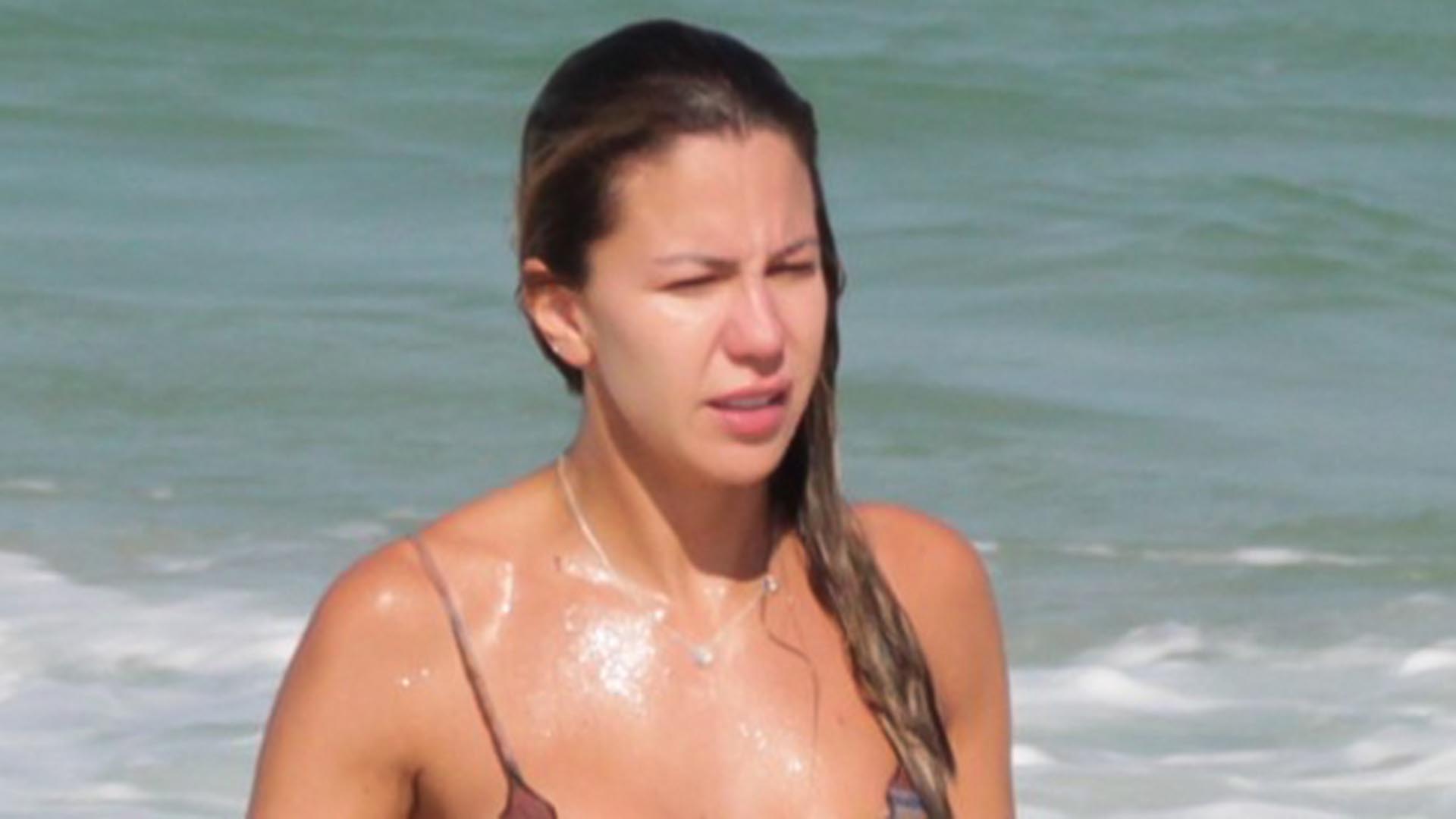 Bárbara Coelho, do Esporte Espetacular, surge de biquíni mínimo na praia