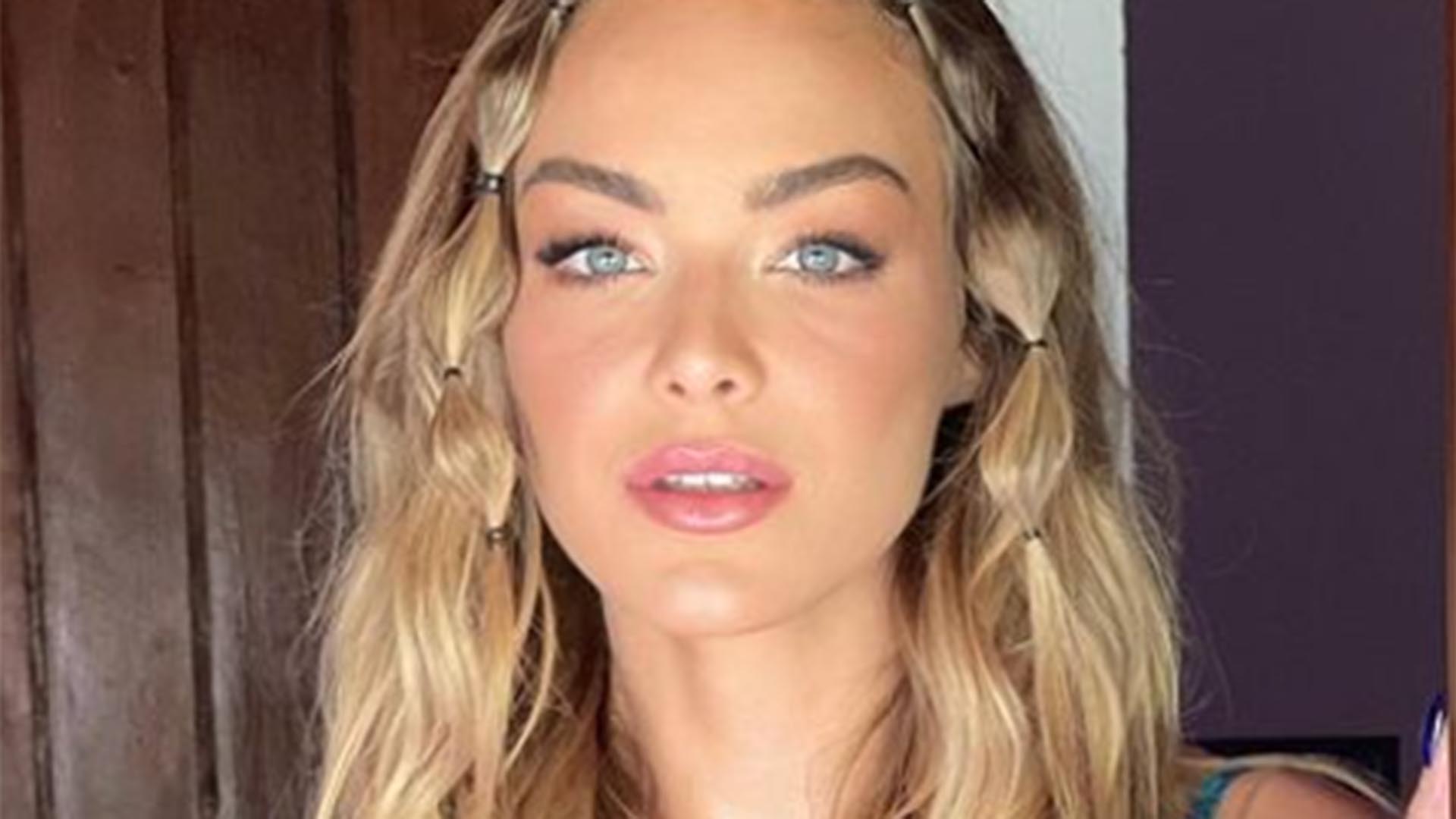 Ex-BBB Bárbara Heck empina o bumbum ao posar de biquíni