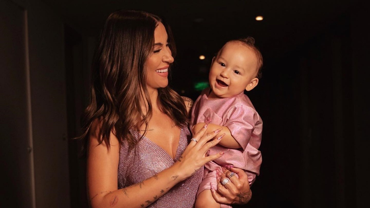 Bianca Andrade e o filho posam estilosos e empresária brinca: ”Ô menino fofoqueiro”