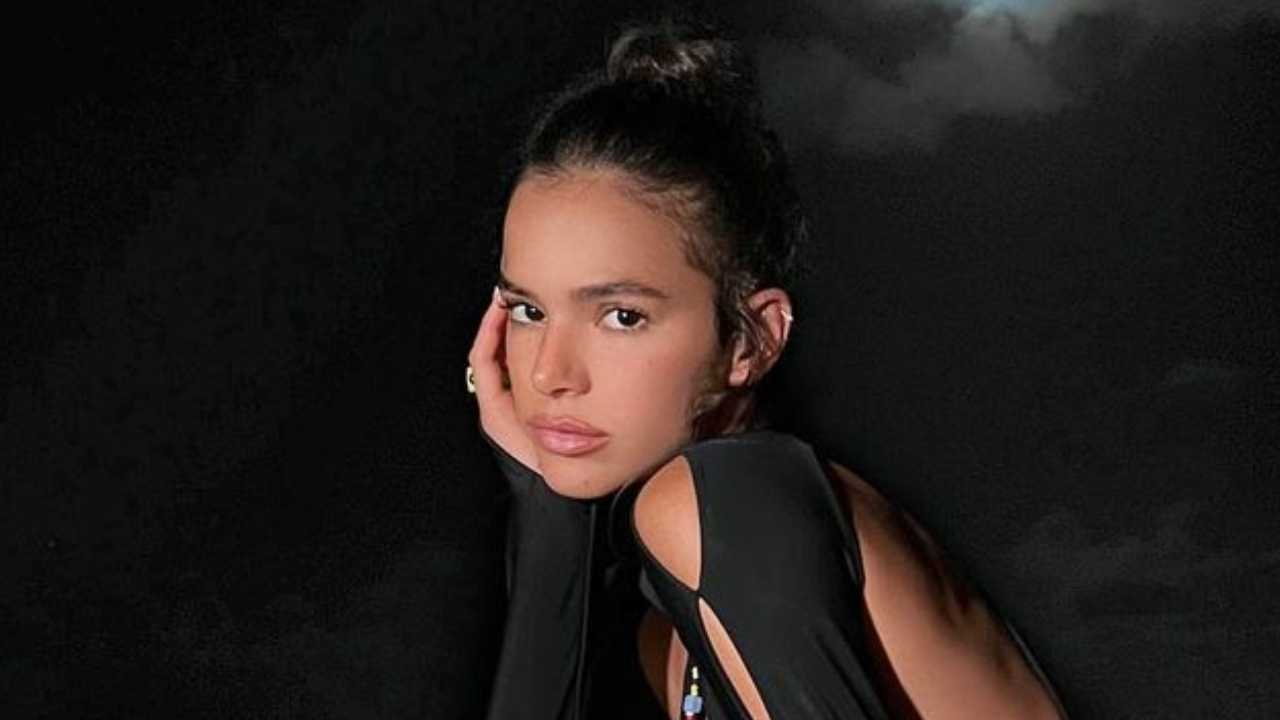 Bruna Marquezine curte noitada com o elenco de Besouro Azul