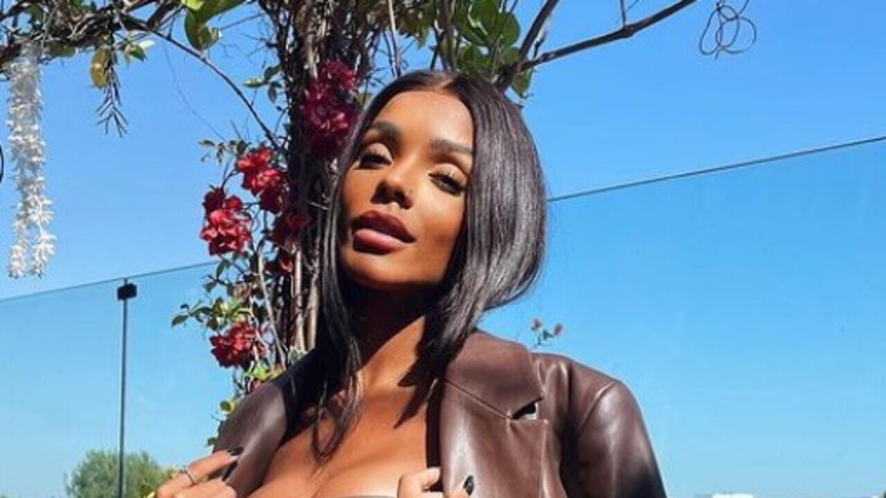 Ex-BBB Brunna Gonçalves posa para cliques em look vermelho elegante