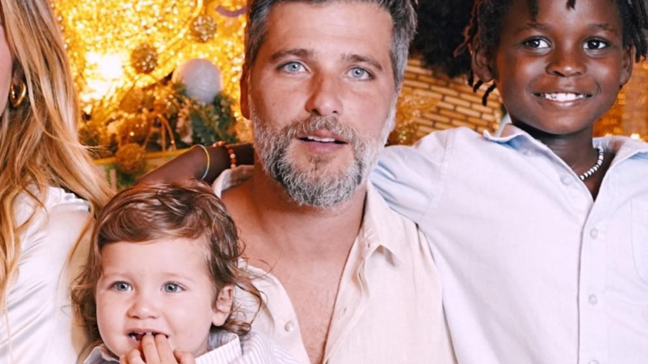 Bruno Gagliasso compartilha registro perfeito com os filhos, Bless e Zyan