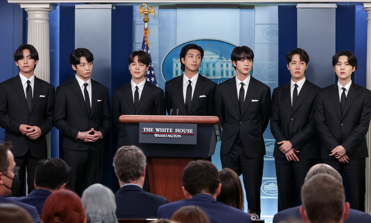 BTS discursa na Casa Branca contra crime de ódio a asiáticos: ”Não é errado ser diferente”