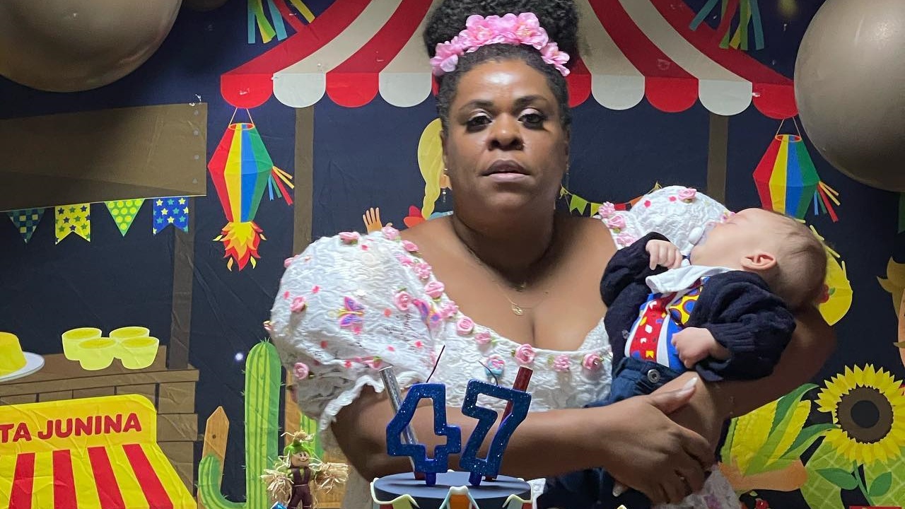 Cacau Protásio comemora aniversário de 47 anos com festa temática: “Meu arraiá”