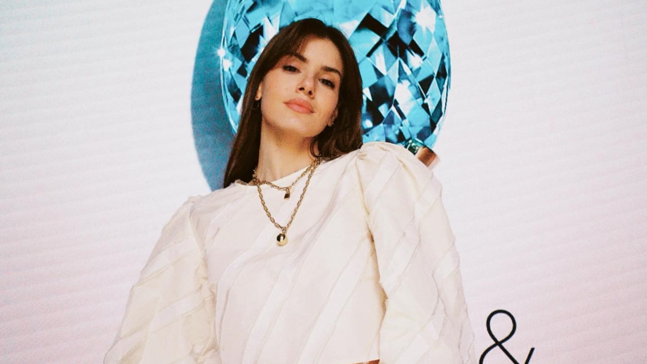 Camila Queiroz faz ensaio apaixonante pelas ruas de Londres: ”Eu tenho que ir”
