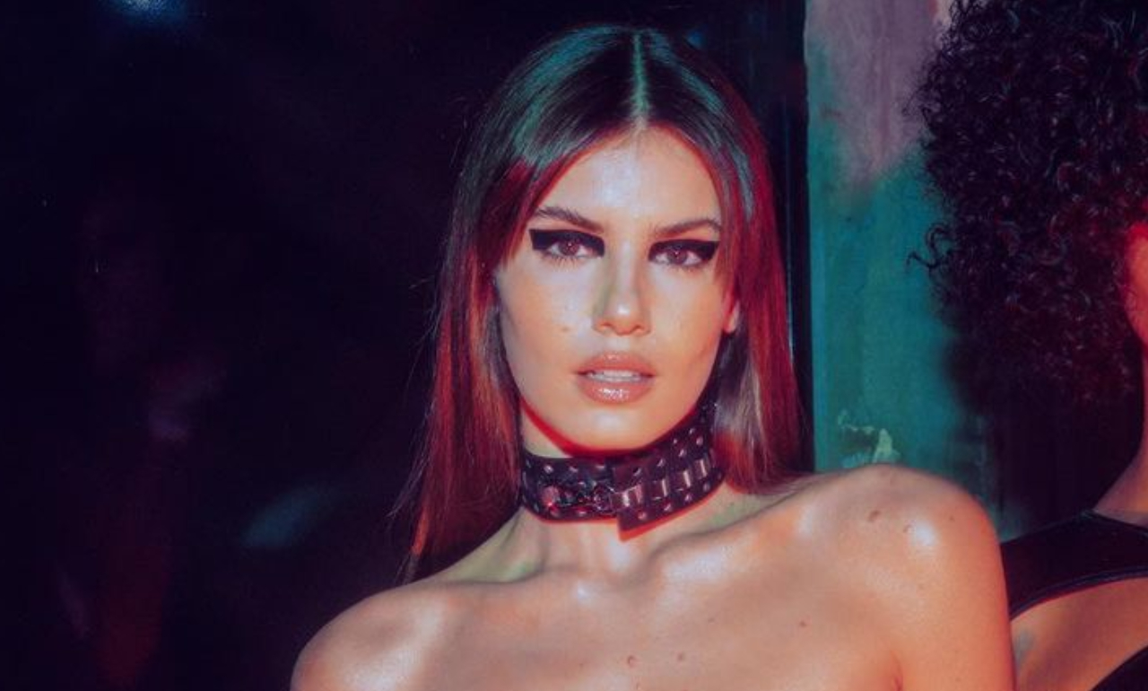 Camila Queiroz entra nos assuntos mais comentados do Twitter após SPFW: ”Espetáculo”