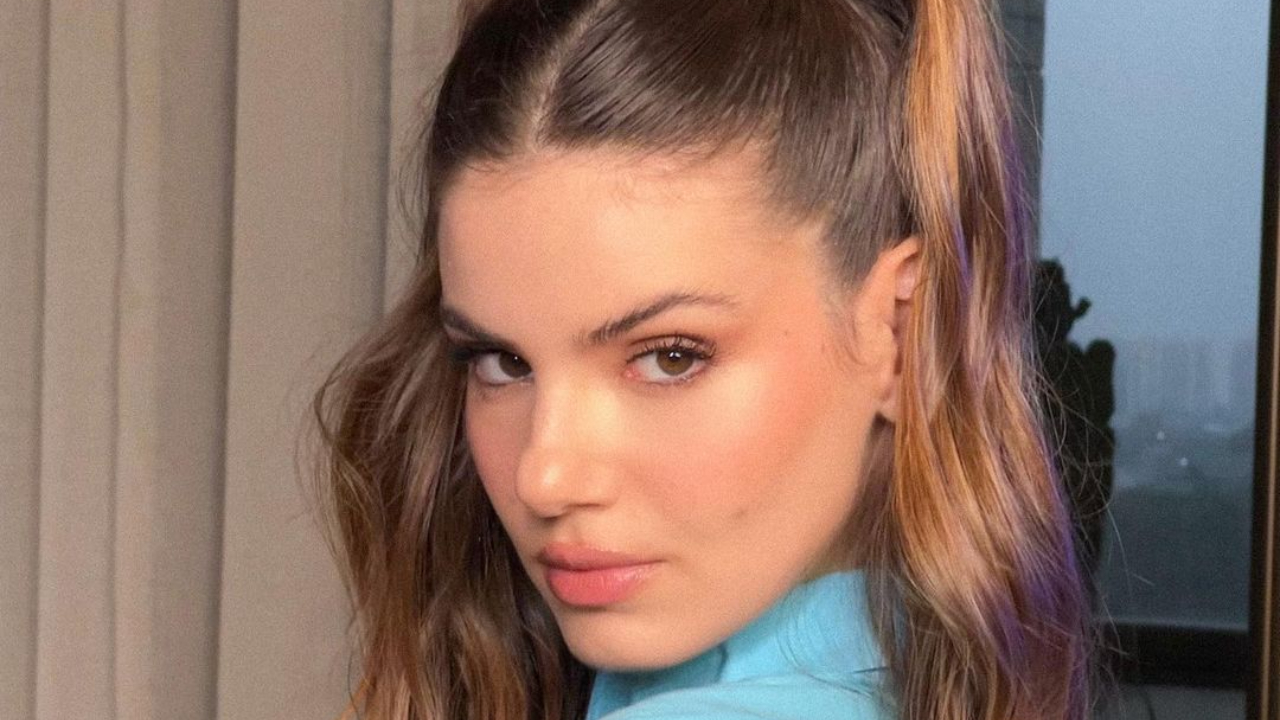 Camila Queiroz abre álbum de fotos da sua festa de aniversário com a família e amigos da infância