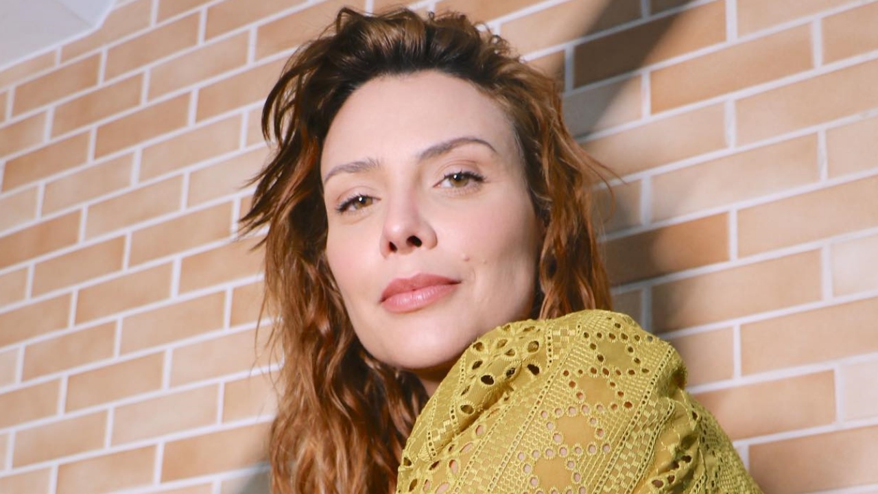 Grávida pela primeira vez, Camila Rodrigues posta cliques de biquíni e exibe a barriguinha: “Perfeita”
