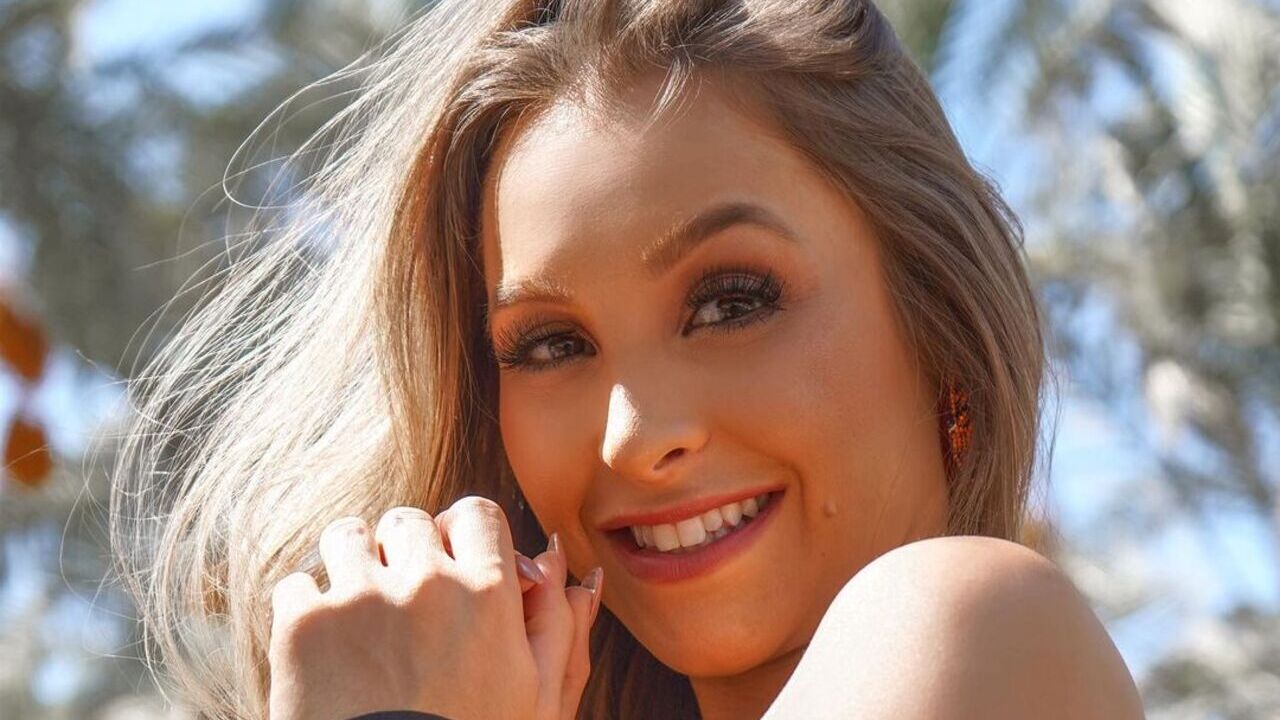 De vestido sem alça, Carla Diaz surge deslumbrante em fotos