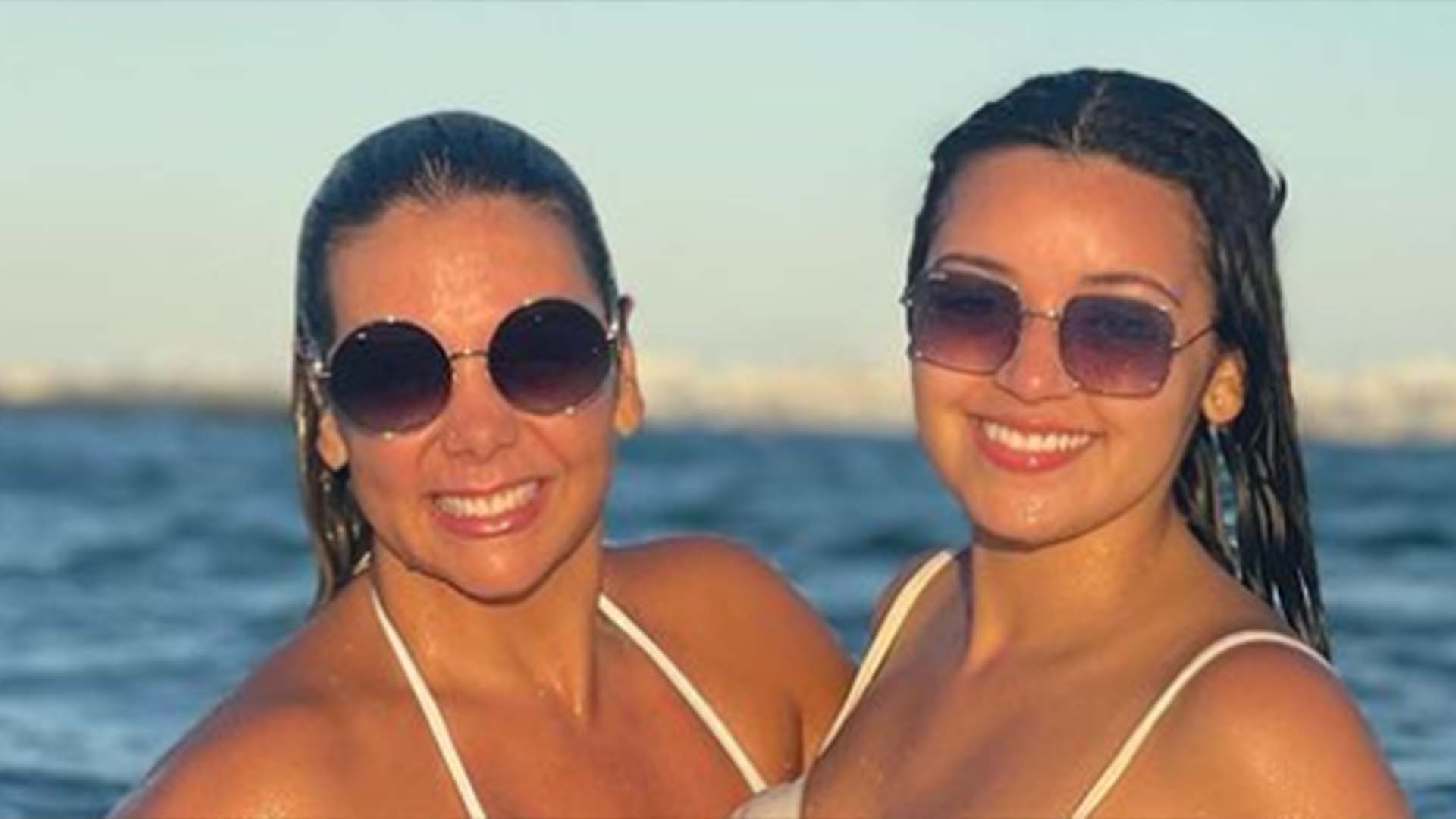Filha de Carla Perez surge de biquíni branco em novas fotos