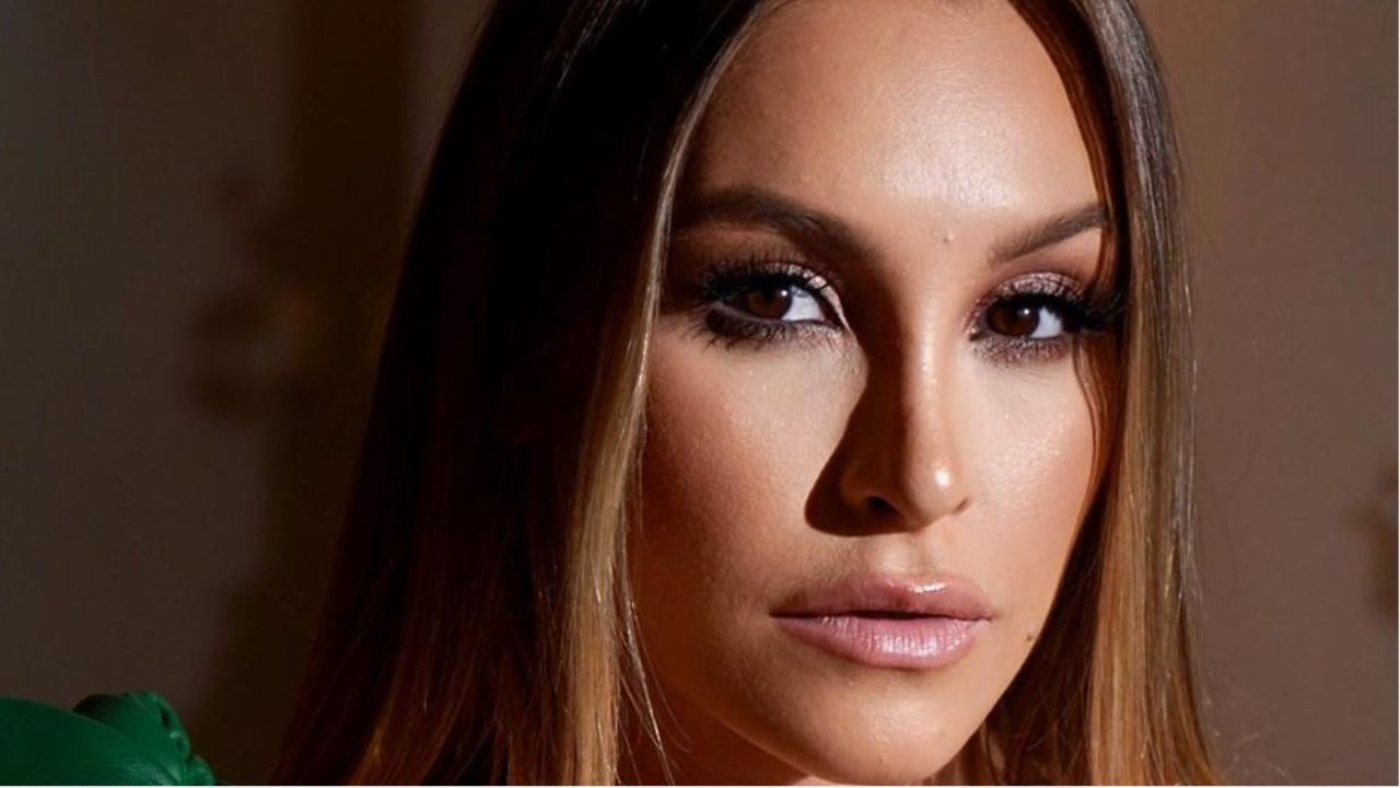 Carla Diaz aposta no carão e encanta ao posar com look laranja decotado: ”Beleza de milhões”