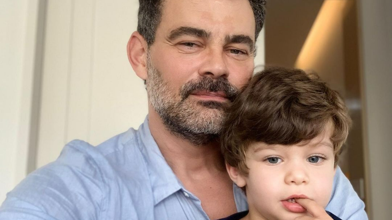Carmo Dalla Vecchia surge coladinho com o filho, Pedro, cantando música de Angélica