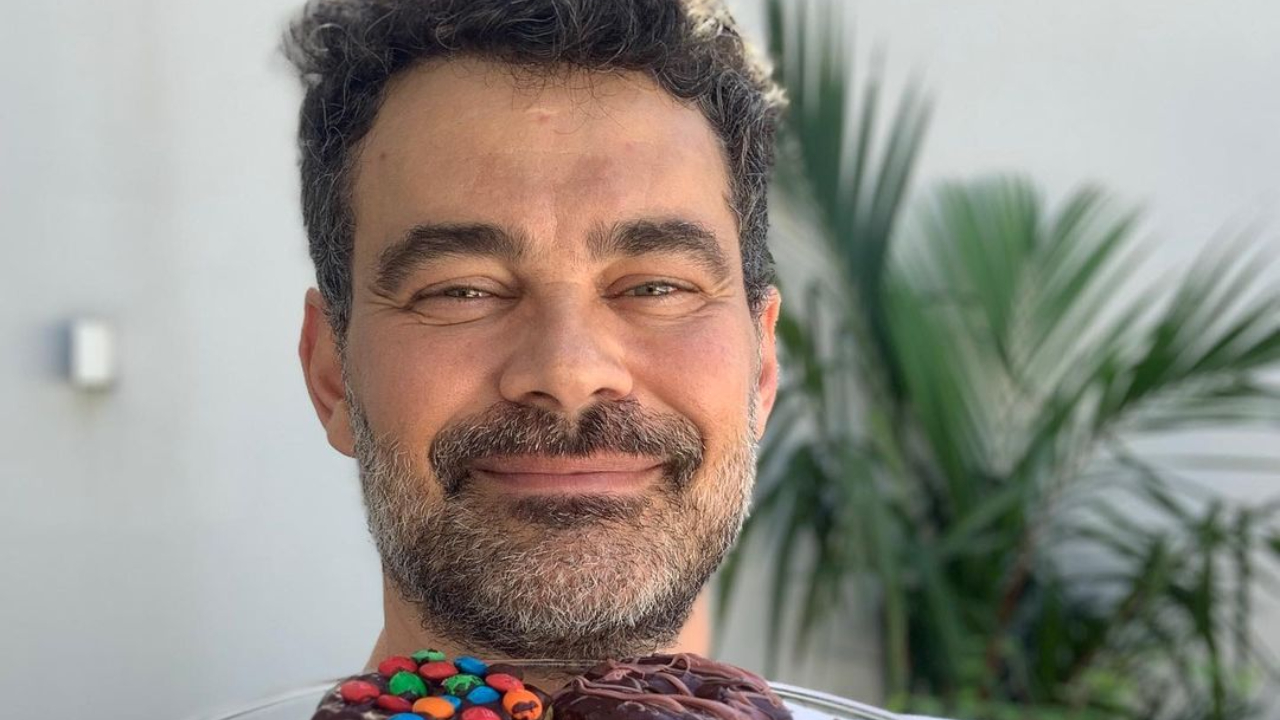 Carmo Dalla Vecchia prepara docinhos para o filho, Pedro, e encanta a web: ”Que paizão”