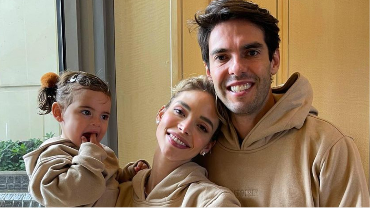 Sorridente, filha de Carol Dias e Kaká esbanja fofura em clique com a família