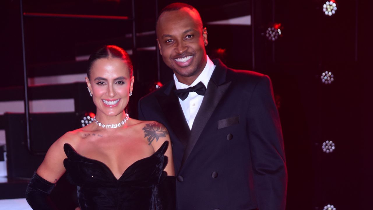 Thiaguinho comemora 20 anos de carreira com show de gala ao lado de Carol Peixinho, família e amigos