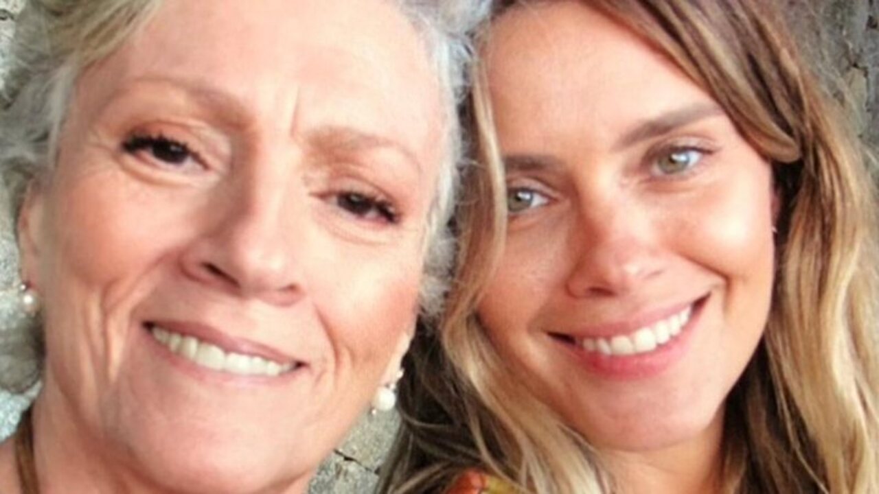 Carolina Dieckmann faz homenagem de aniversário para a mãe falecida