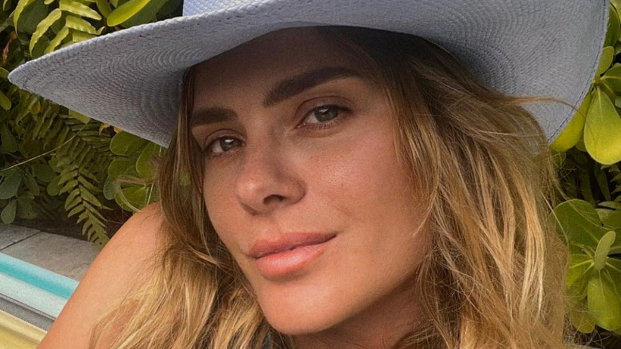 De cara lavada, Carolina Dieckmann posa coladinha com o seu bichinho: ”Só pra dar um beijinho”