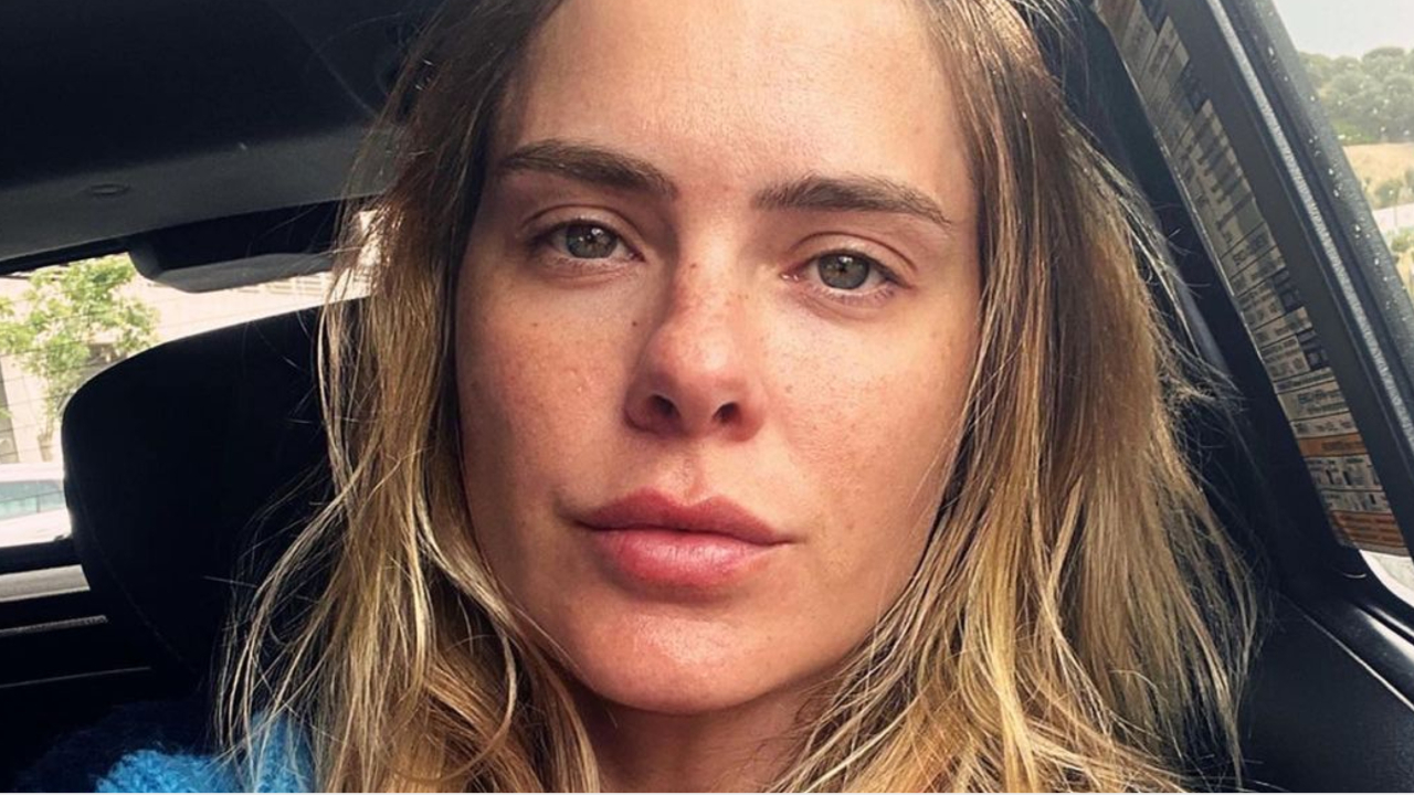 Carolina Dieckmann surge tomando sol em gramado e arranca elogios da web: ”Musa”