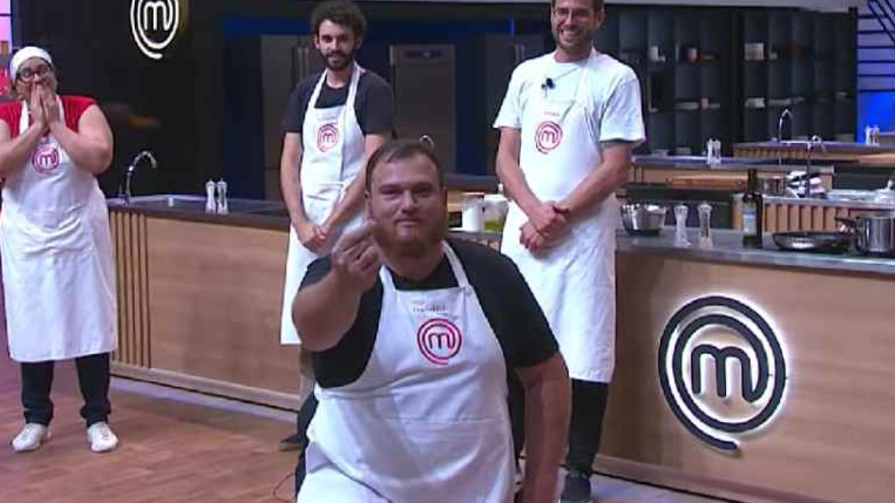 Participante do Masterchef pede a namorada em casamento durante o programa