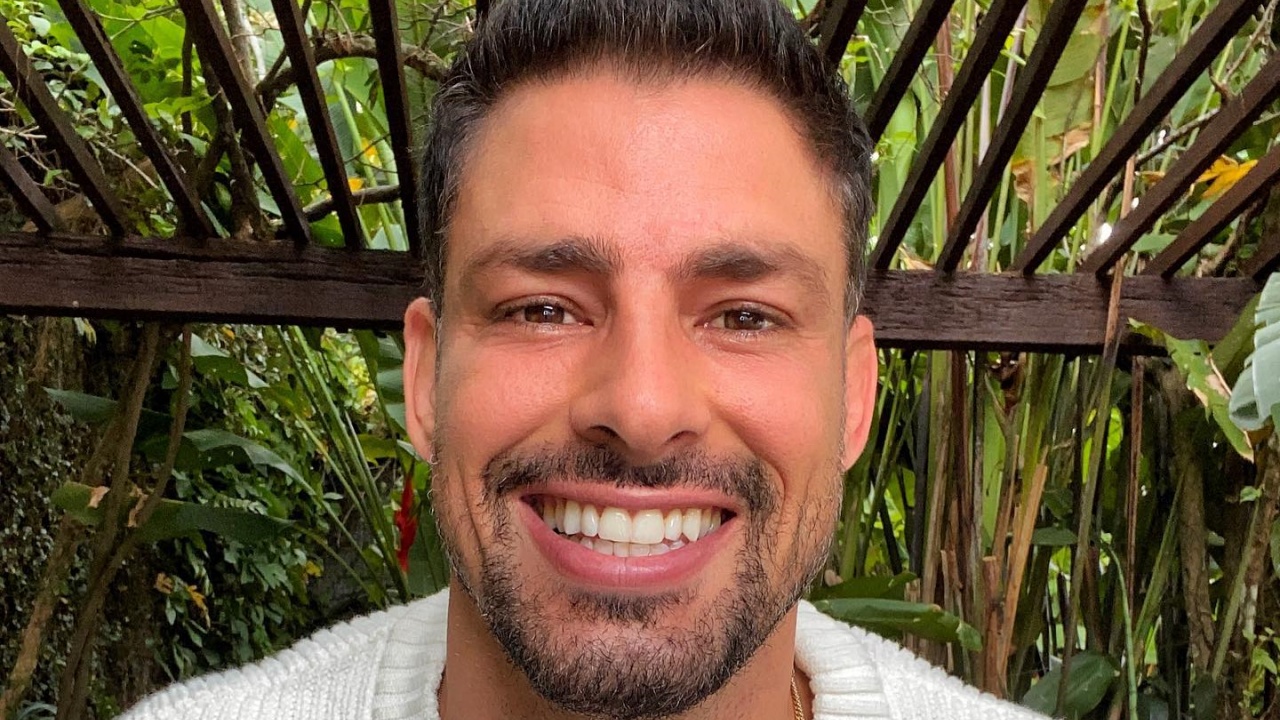 Cauã Reymond posta fotos só de cueca e internet vai à loucura: ”Sextou”