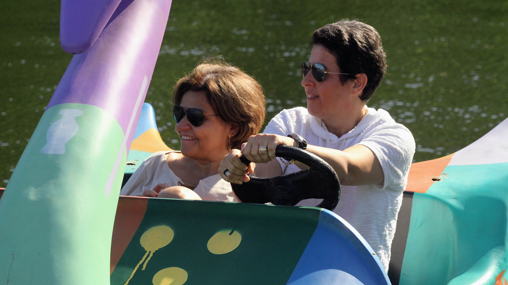 Claudia Rodrigues curte passeio romântico com Adriane Bonato
