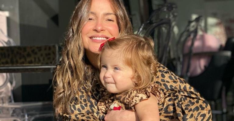 Filha de Claudia Leitte maquia a mãe e encanta os seguidores: ”Riqueza”
