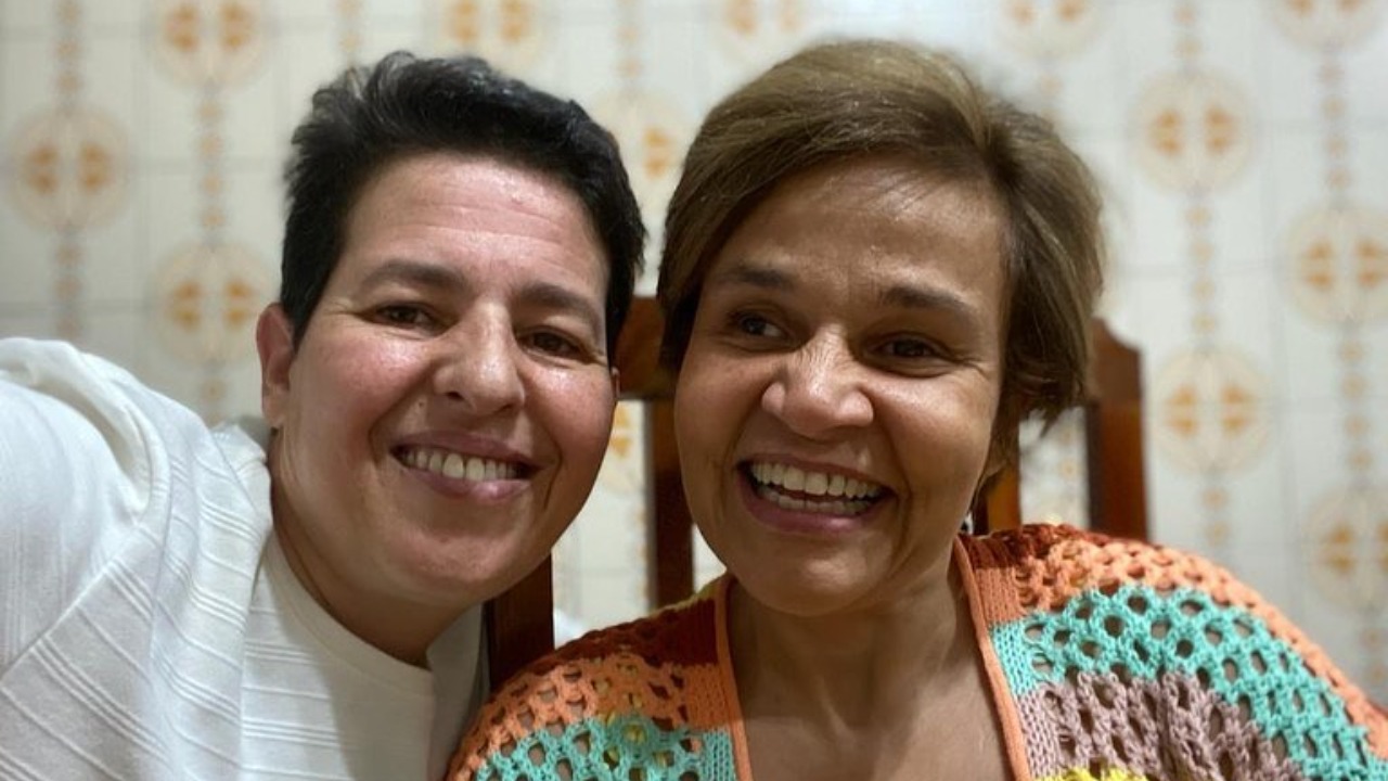 Claudia Rodrigues assume relacionamento e pede ex-empresária em casamento