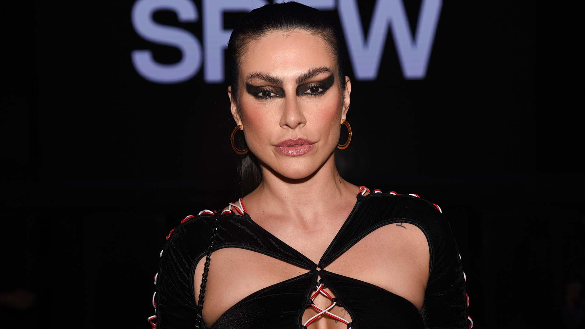 Cleo aposta no look com recortes e exibe boa forma na SPFW