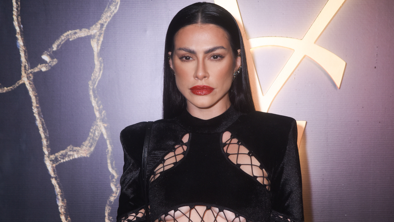 De macacão todo aberto, Cleo rouba a cena em festa de luxo