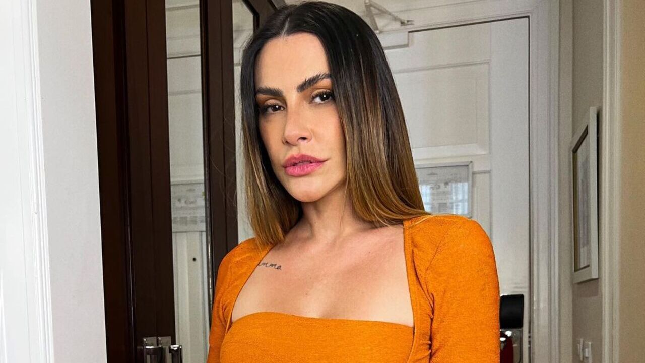 Com o marido, Cleo marca presença no SPFW com look diferentão e ousado
