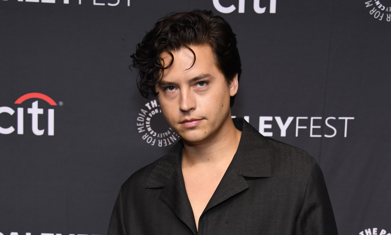 Cole Sprouse publica foto do bumbum e surpreende seguidores: ”É real?”