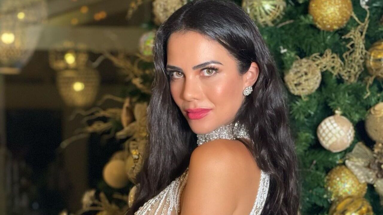 Na academia de sua mansão, Daniela Albuquerque se exibe de micro shorts e top
