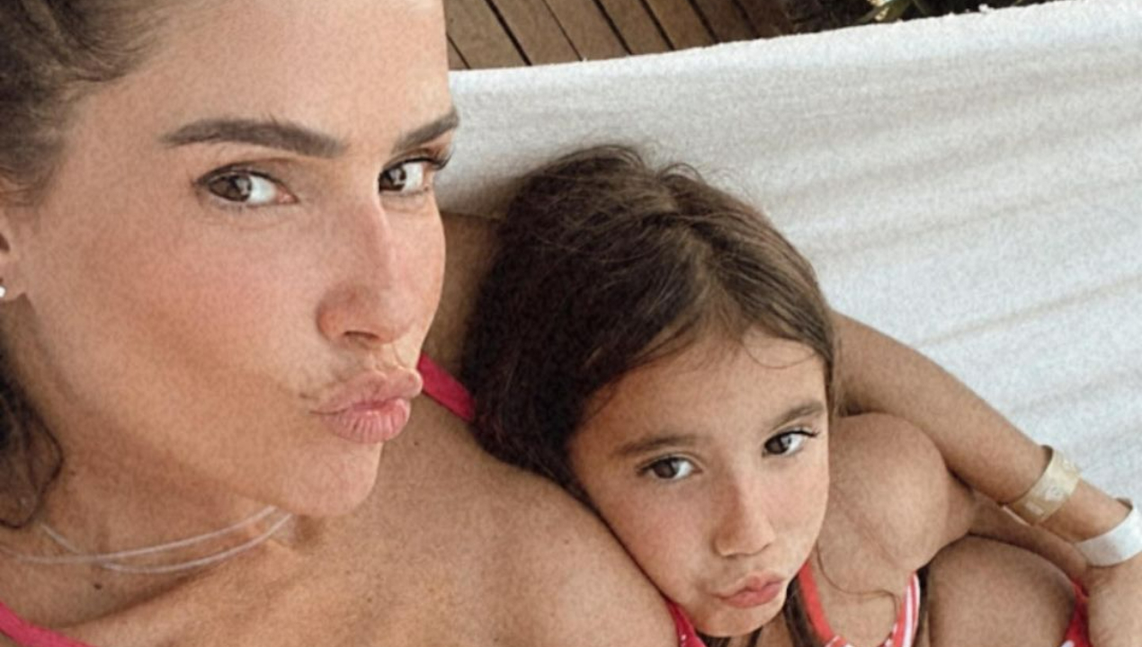 Deborah Secco surge coladinha com a filha curtindo dia ensolarado: ”As mini férias começaram…”