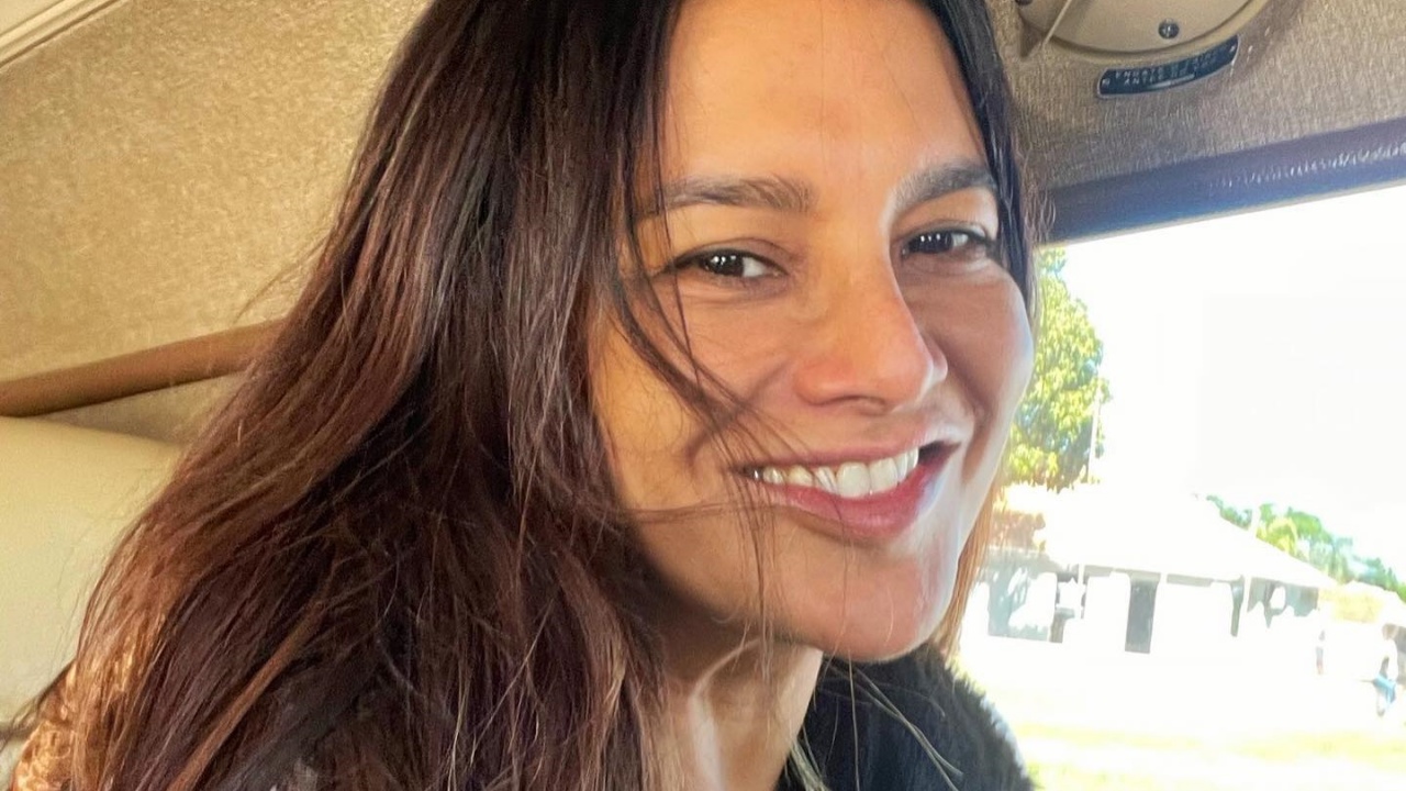 Aos 52 anos, Dira Paes impressiona com beleza natural ao posar sem filtro no Pantanal