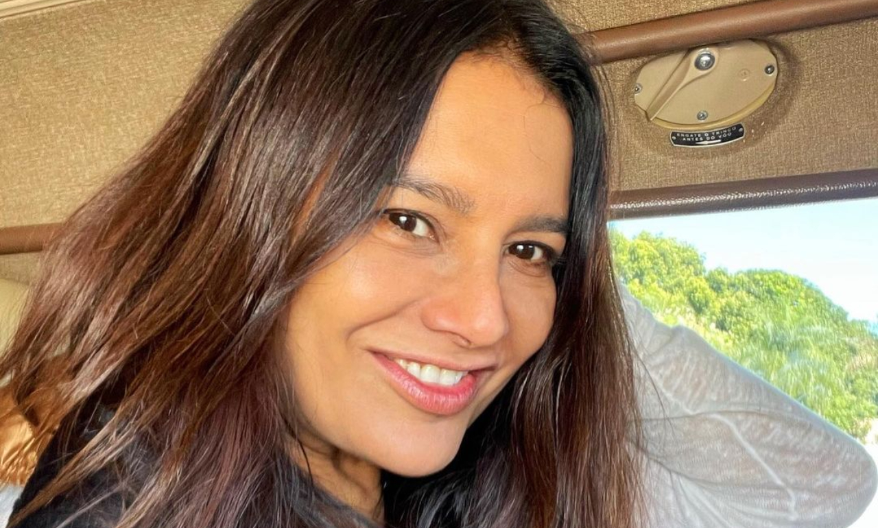 Aos 52 anos, Dira Paes esbanja boa forma em clique de biquíni: ”Musa”