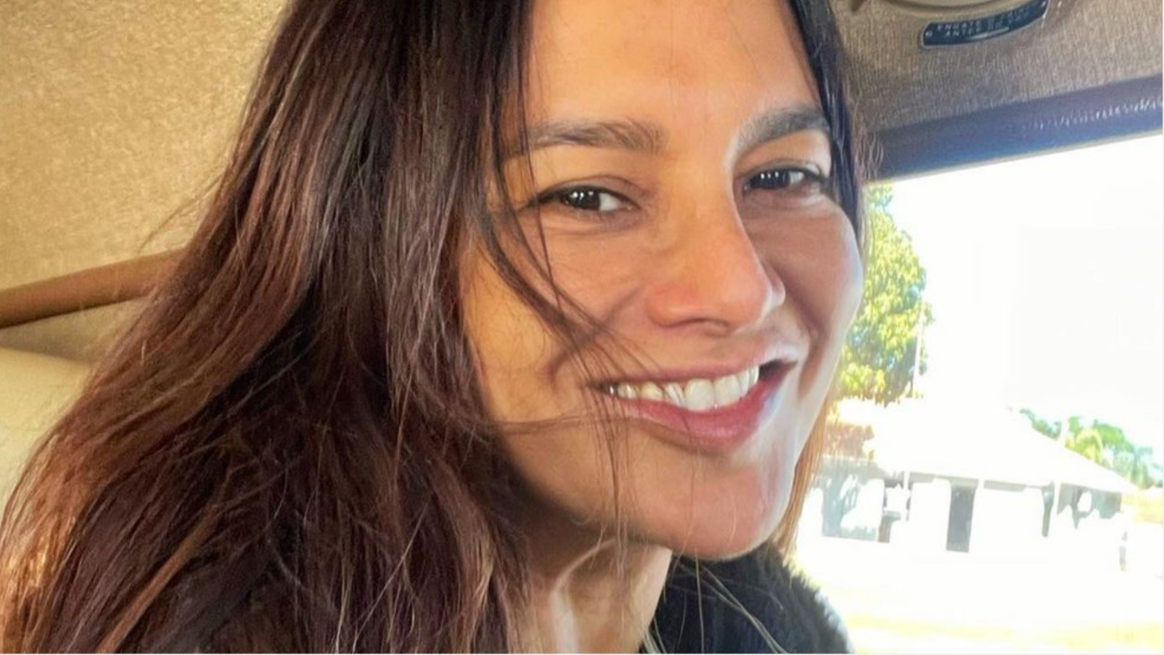 Dira Paes mostra vídeo do irmão professor em sala de aula: ”Embalando o bebê de uma aluna”