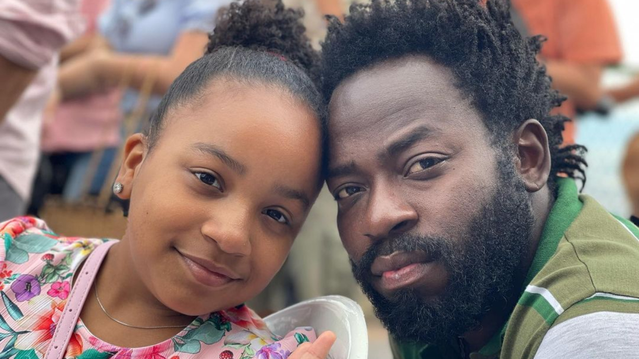 Cores, estampas e muita beleza! Douglas Silva mostra primeiro ensaio fotográfico com a filha