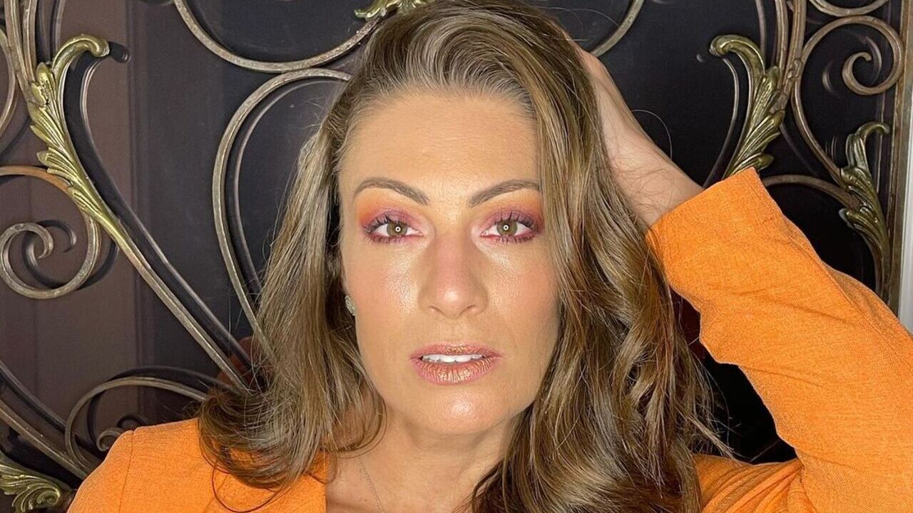 Elaine Mickely encanta com fotos raras com a mãe