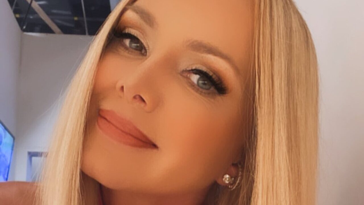 Eliana surpreende ao surgir usando vestido colado e recortado: ”Que gata”